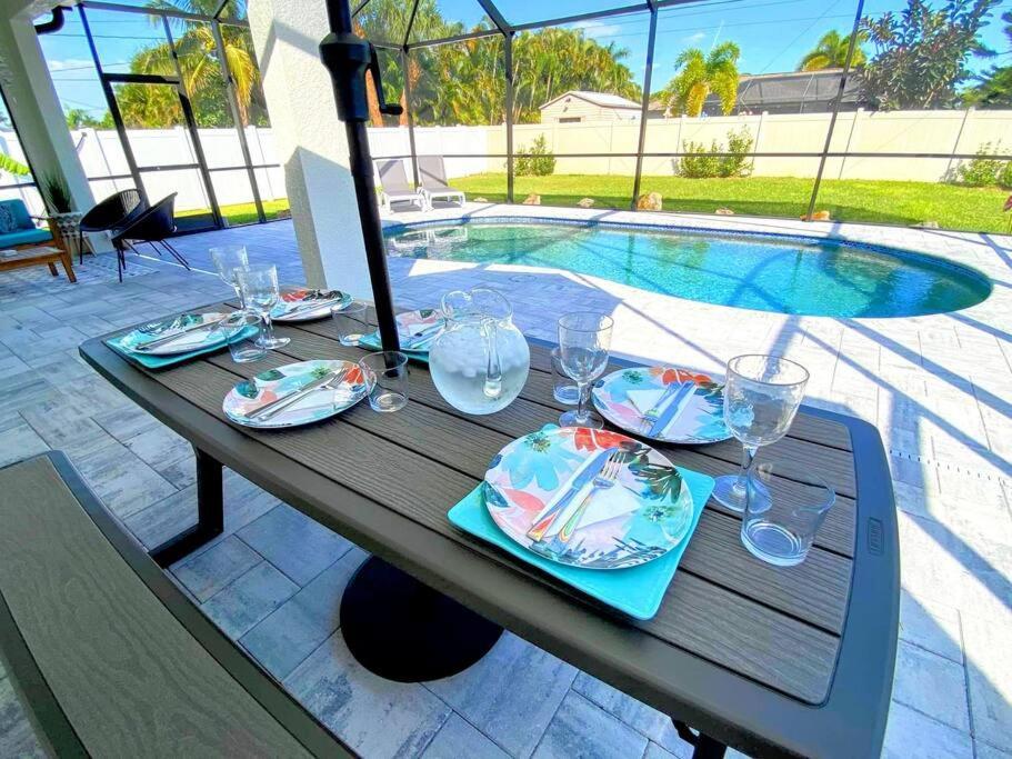 Blue Door Retreat - Luxury Pool Home - Sleeps 8 Кейп-Корал Экстерьер фото