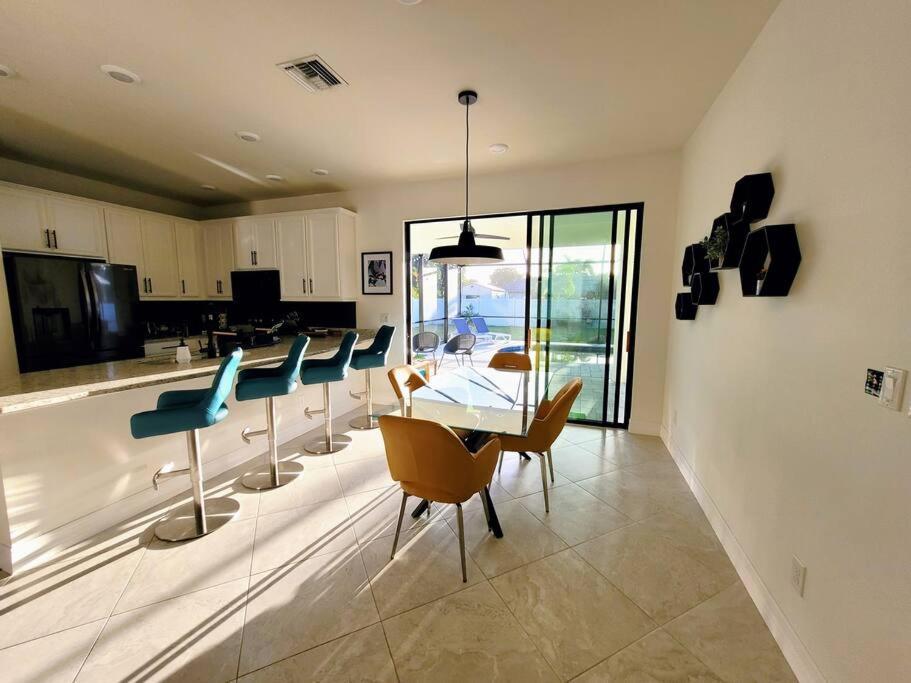 Blue Door Retreat - Luxury Pool Home - Sleeps 8 Кейп-Корал Экстерьер фото